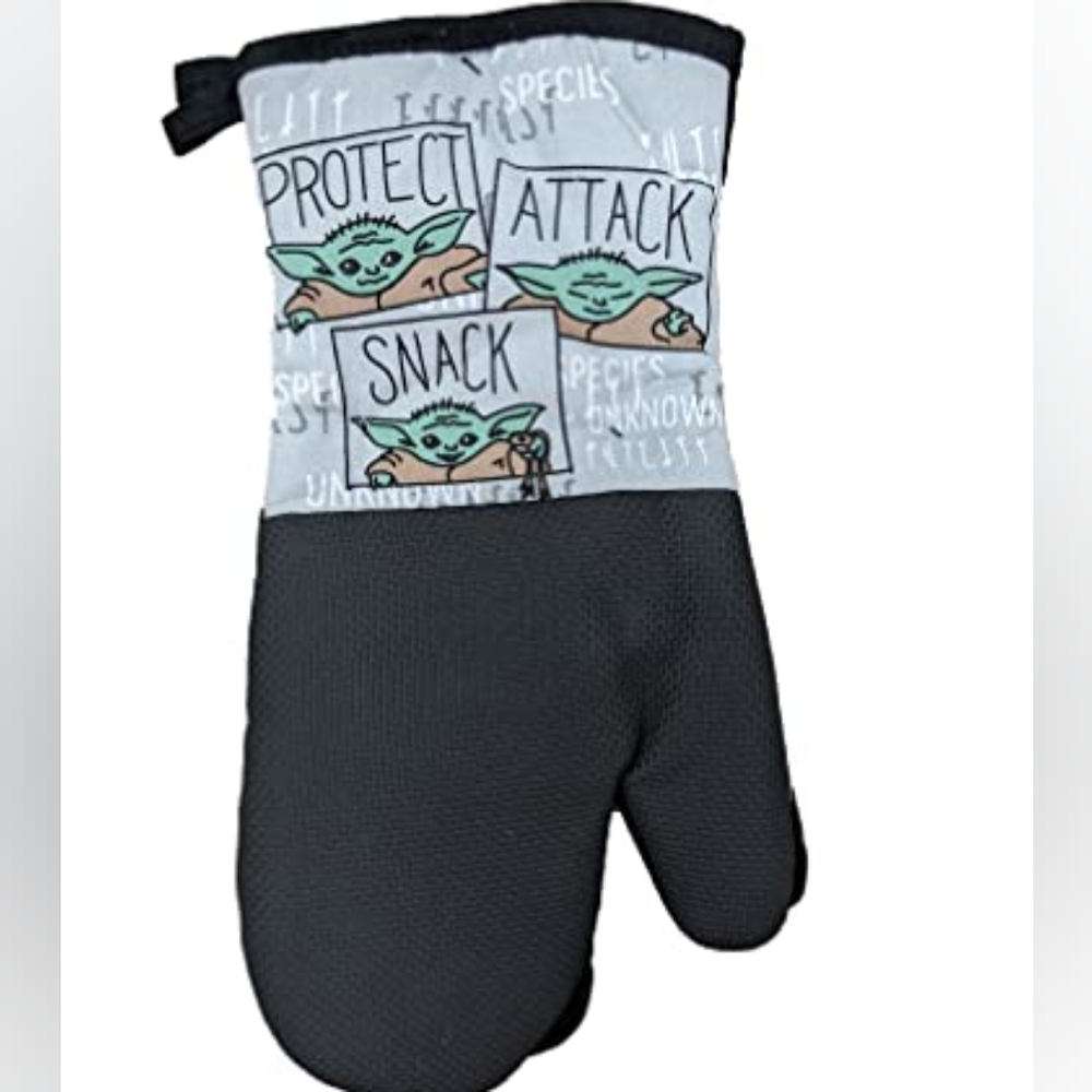 The Mandalorian "Baby Yoda" Oven Mitt NWT